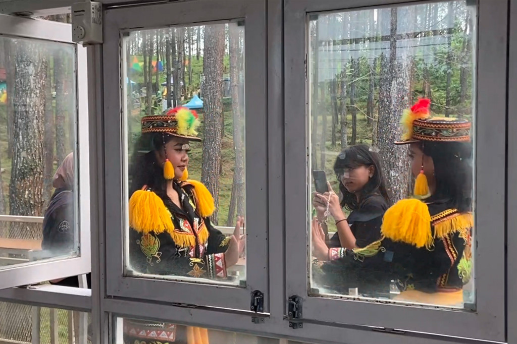 Selain mencicipi kuliner tradisional hingga modern, pengunjung kedai ini juga dapat menyaksikan langsung lenggak-lenggok tarian tradisional Angguk yang ditampilkan. Namanya Kedai Menoreh Dreamland di Sokomoyo, Desa Jatimulyo, Girimulyo, Kulonprogo.