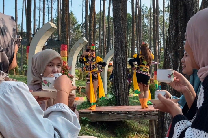 Pengelola menjelaskan, tampilan ini memberikan pengalaman yang berbeda kepada pengunjung yang datang, sekaligus upaya untuk mengenalkan dan melestarikan Tarian Angguk (Dolalak) kepada masyarakat.