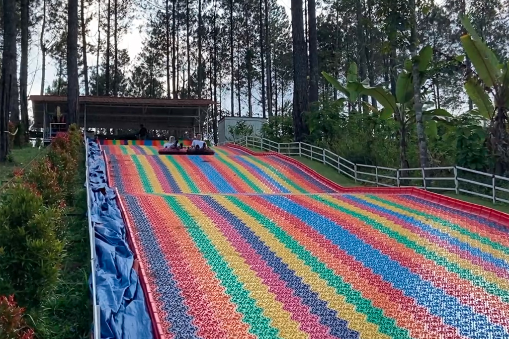 Selain itu, kedai ini juga dilengkapi dengan berbagai fasilitas dan aktivitas seperti camping ground, dan trekking, juga tersedia beragam permainan seperti panahan, rainbow slide, dan lain-lain yang bisa anda coba ketika datang bersama sanak saudara.