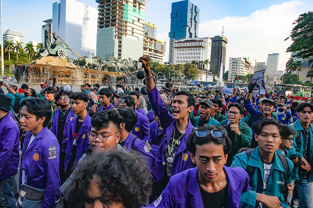 Ratusan mahasiswa dari berbagai organisasi di Jakarta, Bogor, Depok, Tangerang dan Bekasi (Jabodetabek) menggelar aksi unjuk rasa untuk menolak Pajak Pertambahan Nilai (PPN) 12 persen di kawasan Patung Kuda, Jakarta Pusat, Jumat, 27 Desember 2024.