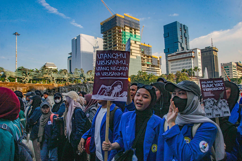 Spanduk bertuliskan 'Tolak PPN 12' dan 'Menolak Kenaikan PPN' menjadi simbol utama perjuangan massa yang mengkritisi kebijakan pemerintah karena dinilai memberatkan masyarakat.