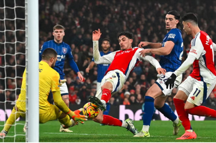 Arsenal menutup tahun 2024 dengan manis setelah menumbangkan Ipswich Town dengan skor tipis 1-0 dalam lanjutan matchday ke-18 Liga Primer Inggris 2024/25 di Stadion Emirates, London, Sabtu, 28 Desember 2024 dini hari WIB.