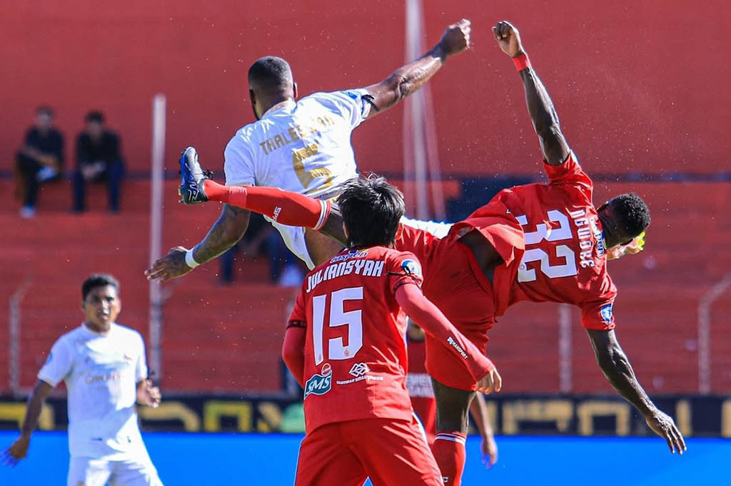 Semen Padang FC menutup pertengahan musim 2024-2025 BRI Liga 1 Indonesia dengan bertahan di zona degradasi, setelah menelan kekalahan dari Arema FC dengan skor 1-2 di Stadion Haji Agus Salim Padang, Jumat, 27 Desember 2024.