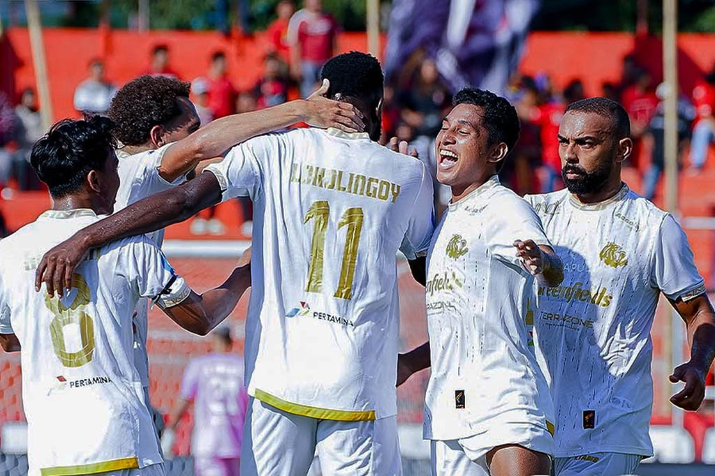 Namun, keunggulan tim rumah tak bertahan lama setelah C. Lokolingoy  berhasil merobek jala Semen Padang yang dikawal Teguh Amiruddin tepatnya menit Ke-23. S. Tuharea berhasil menggandakan keunggulan tim tamu pada menit Ke-33. Skor 2-1 untuk Arema bertahan hingga laga usai.