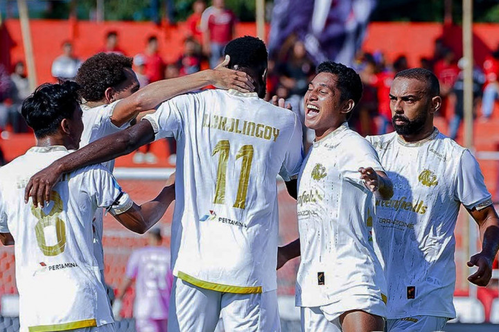 Namun, keunggulan tim rumah tak bertahan lama setelah C. Lokolingoy  berhasil merobek jala Semen Padang yang dikawal Teguh Amiruddin tepatnya menit Ke-23. S. Tuharea berhasil menggandakan keunggulan tim tamu pada menit Ke-33. Skor 2-1 untuk Arema bertahan hingga laga usai.