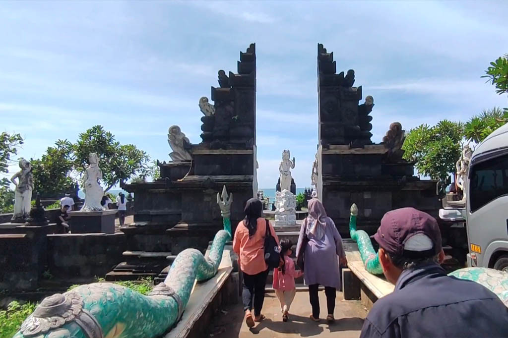Pada musim liburan seperti saat ini Pantai Ngobaran yang juga sarat akan sejarah karena diyakini sebagai salah satu petilasan Prabu Brawijaya V ramai dikunjungi wisatawan.