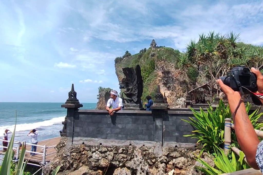Namun saat tidak digunakan untuk kegiatan ibadah, pura di di atas tebing karang Pantai Ngobaran ini banyak dimanfaatkan wisatawan untuk berfoto dengan menggunakan jasa fotografer setempat maupun sekedar berswafoto.