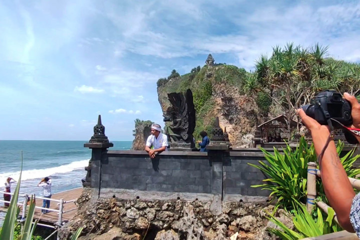 Namun saat tidak digunakan untuk kegiatan ibadah, pura di di atas tebing karang Pantai Ngobaran ini banyak dimanfaatkan wisatawan untuk berfoto dengan menggunakan jasa fotografer setempat maupun sekedar berswafoto.