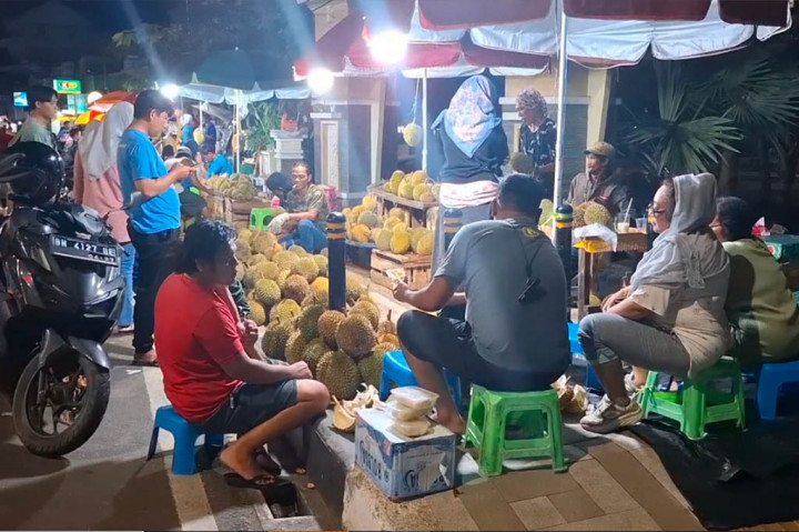 Warga di Pulau Bangka, Provinsi Bangka Belitung mempunyai cara unik untuk menghabiskan libur Natal dan Tahun Baru 2025 bersama keluarga. Mereka lebih memilih berburu durian yang dijual pedagang musiman di trotoar di pinggir jalan.