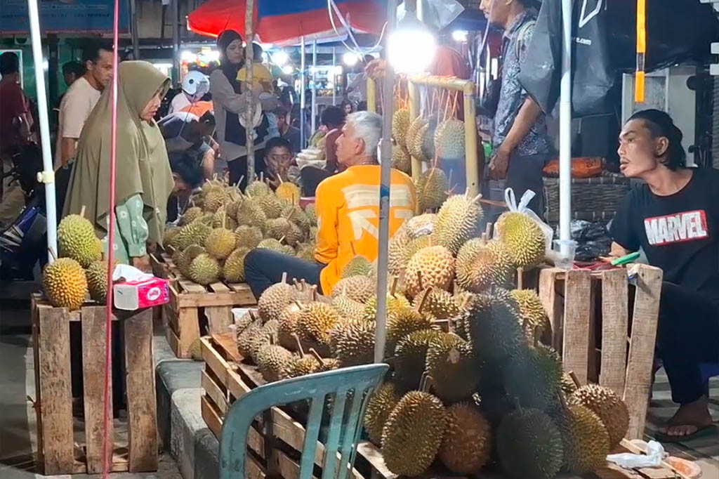 Menurut warga, cita rasa menikmati durian di pinggir jalan lebih asik dan dijamin puas dibanding dibawa pulang ke rumah, sebab jika isinya mentah atau busuk atau hambar, bisa ditukar.