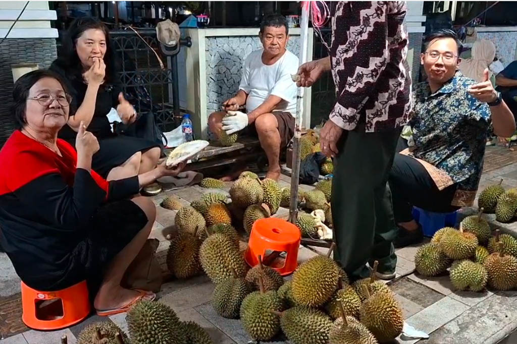 Terlebih, banyaknya pedagang yang berjualan menjadi alternatif durian mana yang dipilih untuk dinikmati kelezatannya.