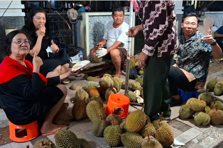 Terlebih, banyaknya pedagang yang berjualan menjadi alternatif durian mana yang dipilih untuk dinikmati kelezatannya.