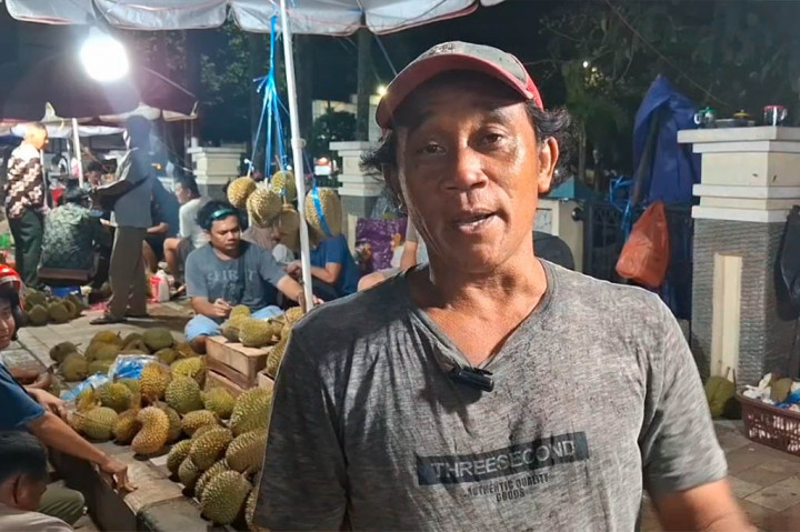 Dalam sehari, setiap pedagang bisa menghabiskan sekitar 300 hingga 450 butir durian dengan omset hingga belasan juta rupiah.