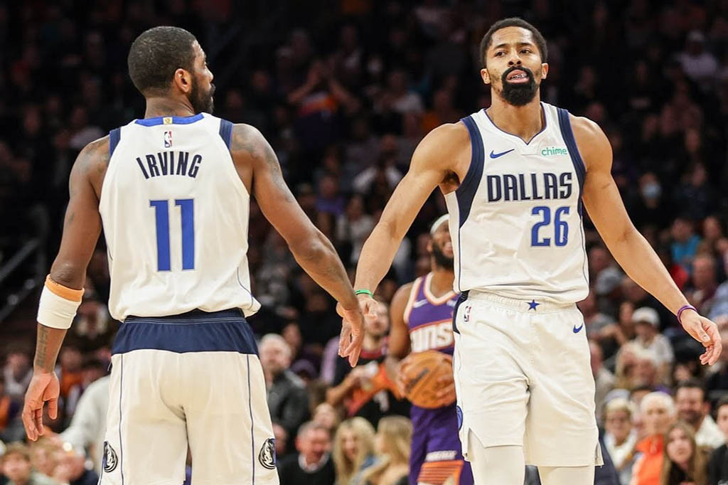 Kyrie Irving mencetak 20 poin untuk membantu Dallas Mavericks meraih kemenangan perdana sejak kehilangan bintang mereka Luka Doncic, dengan mengalahkan Phoenix Suns 98-89 pada laga lanjutan NBA, Sabtu, 28 Desember 2024 WIB.