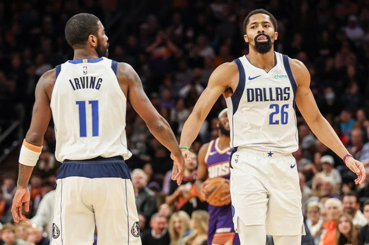 Kyrie Irving mencetak 20 poin untuk membantu Dallas Mavericks meraih kemenangan perdana sejak kehilangan bintang mereka Luka Doncic, dengan mengalahkan Phoenix Suns 98-89 pada laga lanjutan NBA, Sabtu, 28 Desember 2024 WIB.