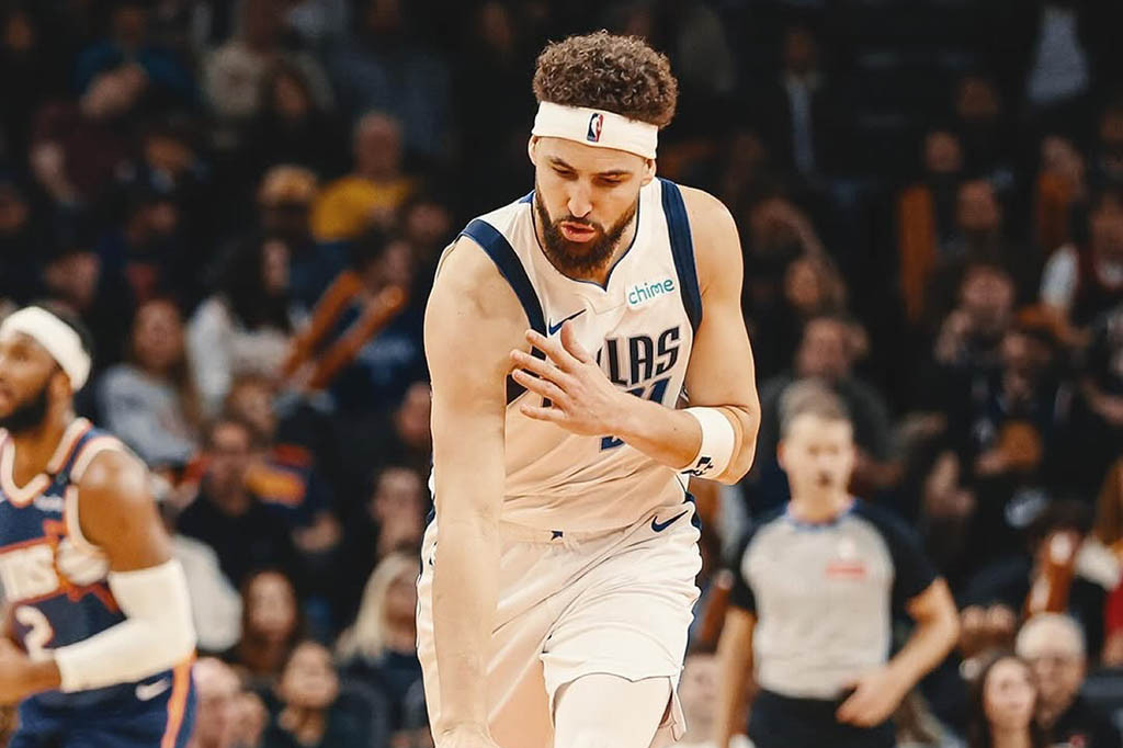 Klay Thompson juga menambah 11 poin dalam kemenangan tersebut.