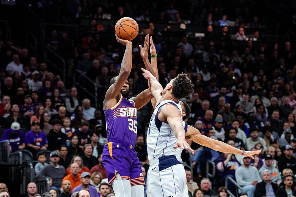 Di kubu Suns, bintang mereka Kevin Durant tampil gemilang dengan mencetak 35 poin. Namun, penampilan apik Durant tak cukup untuk mencegah kekalahan keempat Phoenix dalam lima pertandingan terakhir.