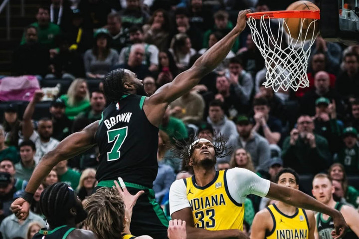 Boston Celtics menghentikan tren kekalahan mereka dengan kemenangan telak 142-105 atas Indiana Pacers.