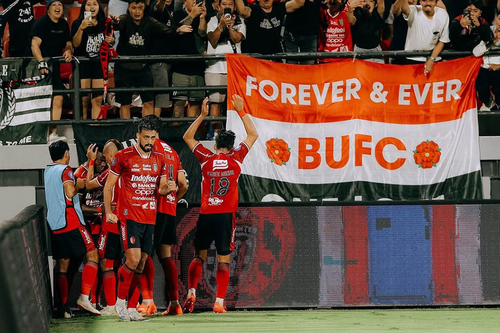 Bali United memberikan kekalahan kedua untuk Persebaya Surabaya pada kompetisi Liga 1 Indonesia musim ini setelah menang dengan skor 2-0 di Stadion Kapten I Wayan Dipta, Gianyar, Bali, Sabtu, 28 Desember 2024 malam.