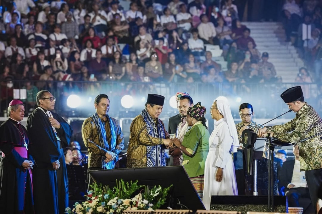 Dalam waktu 2 bulan 8 hari, Prabowo menilai kinerja pemerintah sejauh ini relatif lumayan. Presiden juga memuji timnya yang saat ini menjalankan pemerintahan. Ditegaskan pula bahwa hasil-hasil terbaik yang diinginkan untuk rakyat, harus dipersiapkan dengan matang.