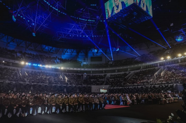 Terlepas dari berbagai tantangan itu, Prabowo bertekad berjuang seluruh jiwa raga untuk membela kepentingan rakyat, menjaga kekayaan negara, menegakkan kebenaran dan hukum, serta memberantas korupsi.