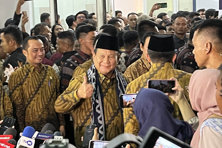 Apalagi ia baru tiba dari rangkaian kunjungan ke luar negeri. “Kan sudah beberapa saat saya keliling, pergi keluar negeri,” lanjut Prabowo.