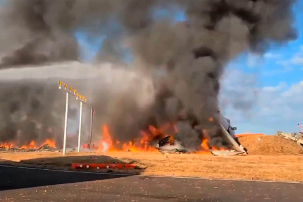 Pesawat penumpang Korea Selatan yang membawa 181 orang mengalami kecelakaan di bandara negara tersebut, Minggu, 29 Desember 2024. Sedikitnya 85 tewas dan beberapa lainnya luka-luka akibat kecelakaan tersebut.