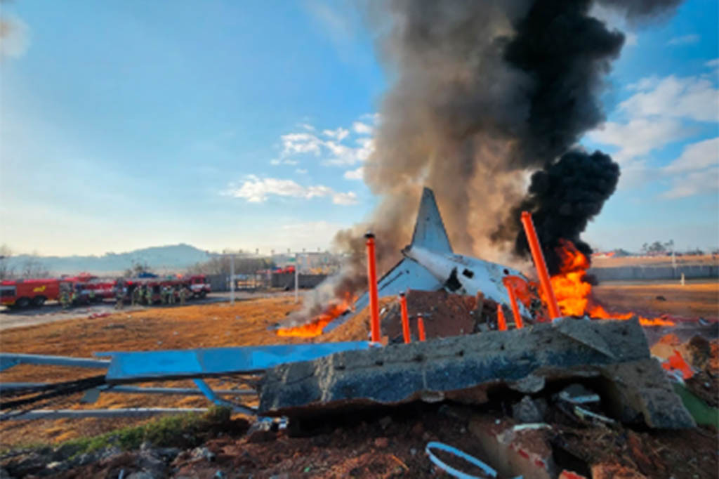 Kecelakaan terjadi pada pukul 9:07 pagi waktu setempat, ketika pesawat Jeju Air keluar dari landasan pacu sesaat setelah mendarat dan menabrak pagar kemudian meledak di Bandara Internasional Musan di daerah Muan, yang berjarak sekitar 288 km barat daya Seoul.