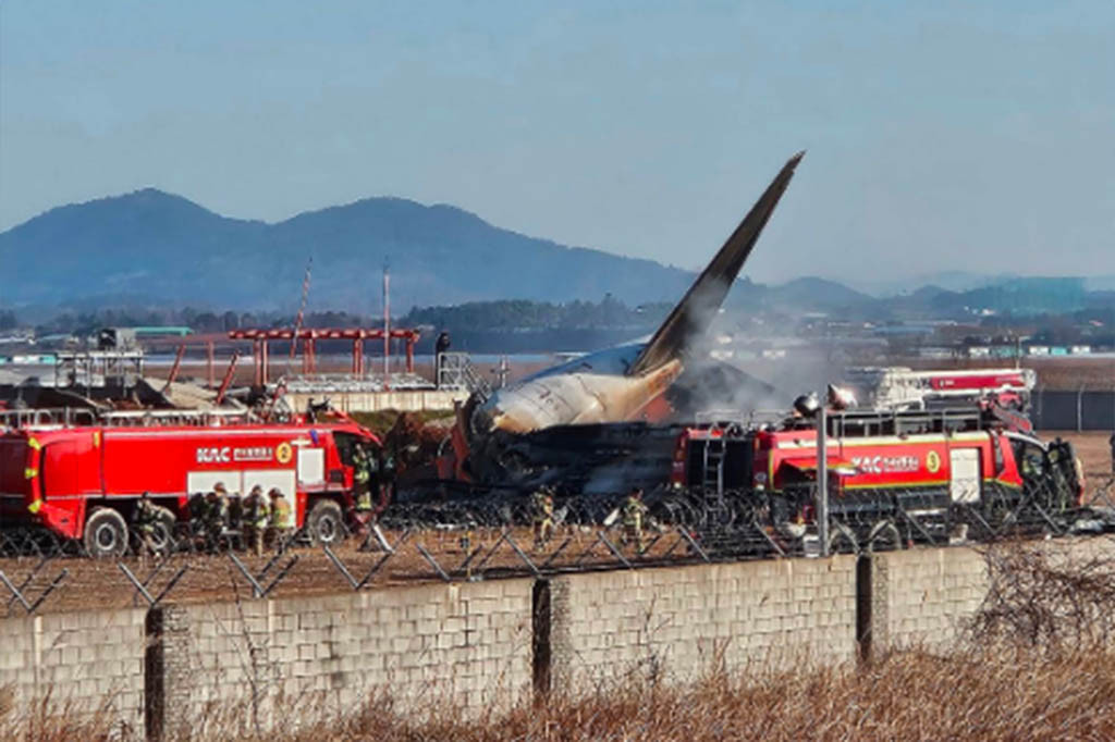 Rekaman kecelakaan yang disiarkan oleh televisi YTN menunjukkan pesawat Jeju Air meluncur melintasi landasan udara, tampaknya dengan roda pendaratannya masih tertutup, dan bertabrakan langsung dengan dinding beton di pinggiran fasilitas itu. Stasiun TV lokal lainnya menayangkan rekaman yang memperlihatkan gumpalan asap hitam tebal mengepul dari pesawat yang dilalap api.