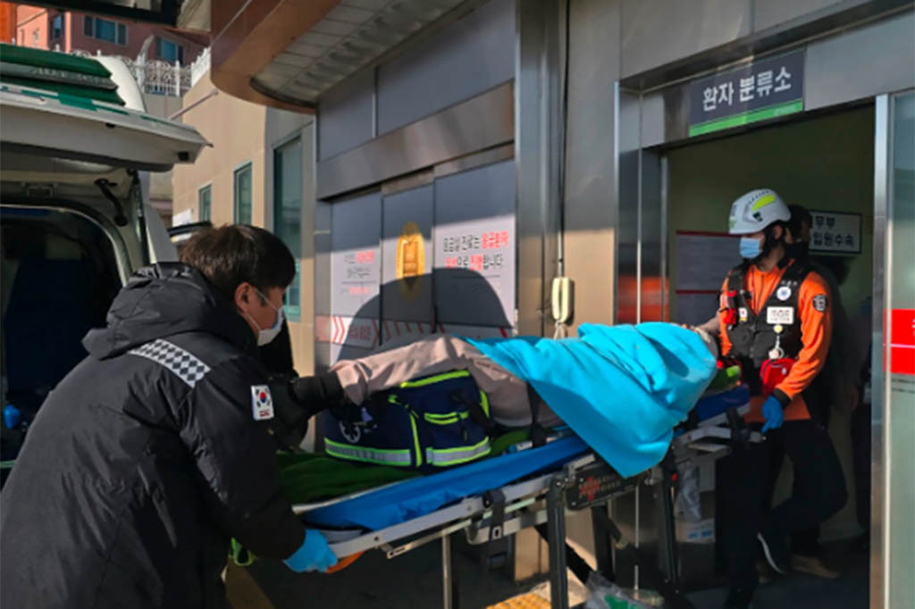 Petugas darurat menyelamatkan dua orang, keduanya anggota awak, dan pejabat kesehatan setempat mengatakan mereka masih sadar. Dikatakan bahwa mereka mengerahkan 32 truk pemadam kebakaran dan beberapa helikopter untuk memadamkan api.