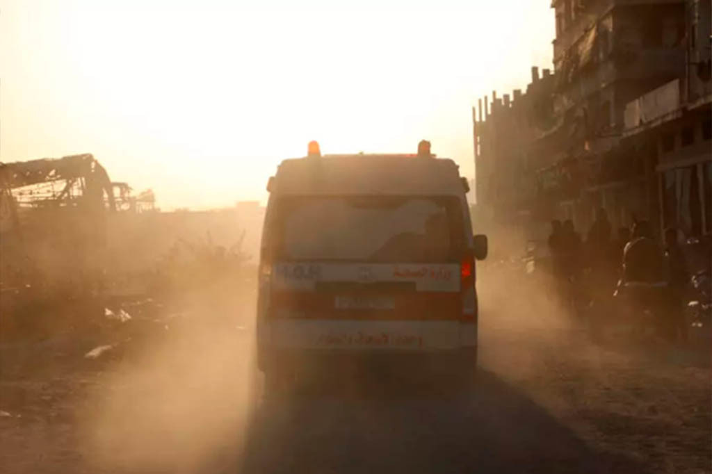 Serangan Israel terhadap Rumah Sakit Kamal Adwan menjadi tanda hancurnya fasilitas kesehatan utama yang masih beroperasi di Gaza Utara. Para pasien kemudian dengan terpaksa dipindahkan ke RS yang sudah hancur dan tak lagi beroperasi.