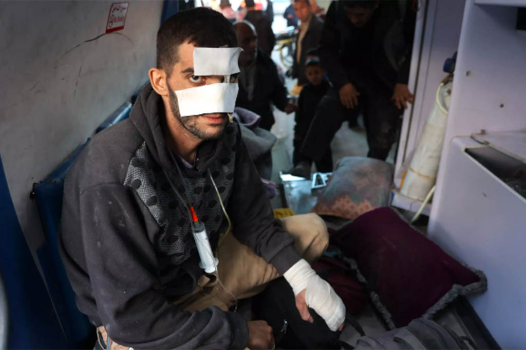 Laporan awal menyebutkan bahwa sejumlah bagian RS terbakar hebat dan hancur akibat serangan Israel. Sementara 60 personel kesehatan dan 25 pasien dalam kondisi kritis, termasuk mereka yang menggunakan ventilator, masih bertahan di rumah sakit itu.