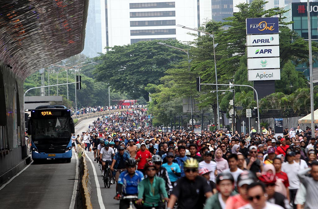 Masyarakat tumpah ruah memenuhi kawasan Bundara HI untuk berolahraga di acara Car Free Day (CFD) di Jakarta, Minggu, 29 Desember  2024. 
