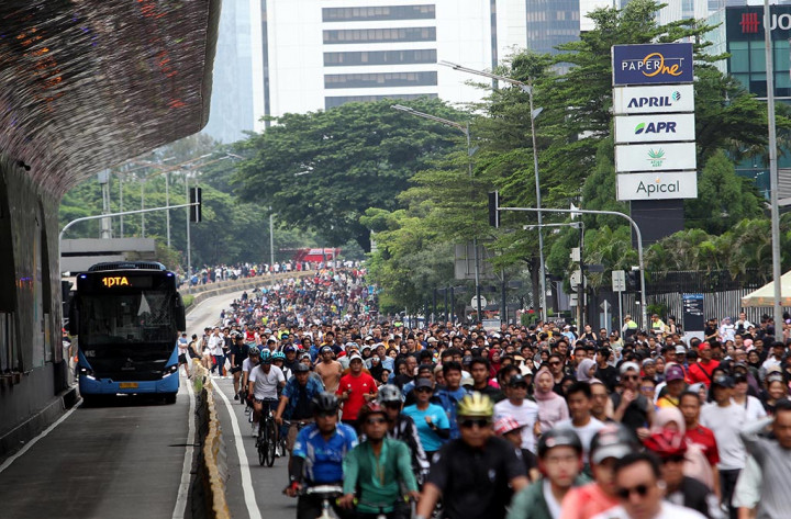 Masyarakat tumpah ruah memenuhi kawasan Bundara HI untuk berolahraga di acara Car Free Day (CFD) di Jakarta, Minggu, 29 Desember  2024. 