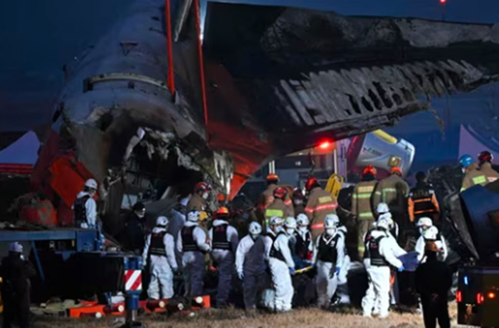 Kecelakaan tersebut terjadi sekitar pukul 09.00 waktu setempat ketika pesawat Jeju Air, yang membawa 175 penumpang dan enam awak pesawat, keluar dari landasan pacu saat mendarat di Bandara Internasional Muan, daerah Muan, Provinsi Jeolla Selatan, sekitar 288 kilometer barat daya Seoul, Korsel.