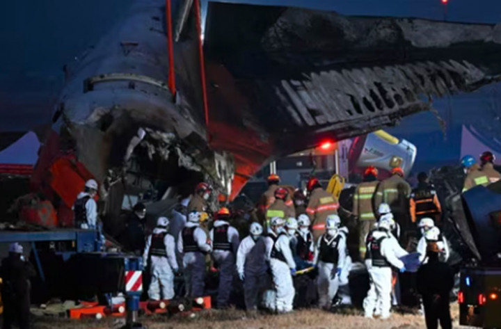 Kecelakaan tersebut terjadi sekitar pukul 09.00 waktu setempat ketika pesawat Jeju Air, yang membawa 175 penumpang dan enam awak pesawat, keluar dari landasan pacu saat mendarat di Bandara Internasional Muan, daerah Muan, Provinsi Jeolla Selatan, sekitar 288 kilometer barat daya Seoul, Korsel.