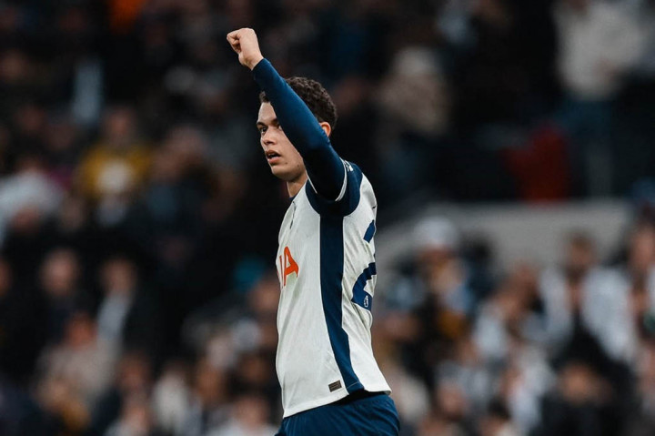 Spurs kemudian kembali unggul lewat Brennan Johnson pada menit ke-45+3, namun kemudian disampakan oleh Jorgen Strand Larsen pada menit ke-87.