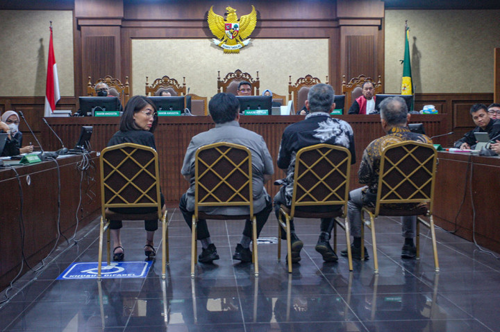 Sebelumnya Jaksa menuntut Helena Lim dengan hukuman 8 tahun penjara, membayar denda Rp1 miliar, dan uang pengganti sebesar Rp210 miliar, sementara Mochtar Riza Pahlevi Tabrani dan Emil Ermindra dituntut hukuman 12 tahun penjara dan denda Rp1 miliar, sedangkan MB Gunawan dituntut 12 tahun penjara dan denda Rp750 juta.