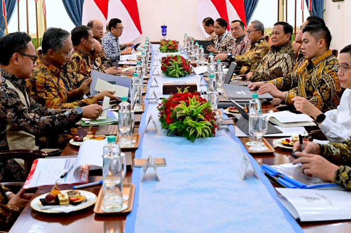 Menteri Koordinator Bidang Pangan Zulkifli Hasan menginformasikan perintah Presiden itu kepada wartawan saat jumpa pers di kompleks Istana Negara selepas rapat.