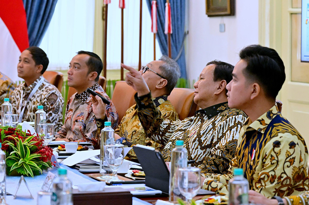 Presiden Prabowo Subianto saat memimpin rapat terbatas dengan beberapa menterinya di Istana Negara, Jakarta, Senin, 30 Desember 2024, memerintahkan jajaran menterinya untuk menyetop impor beras, garam, gula konsumsi, dan jagung pada 2025.