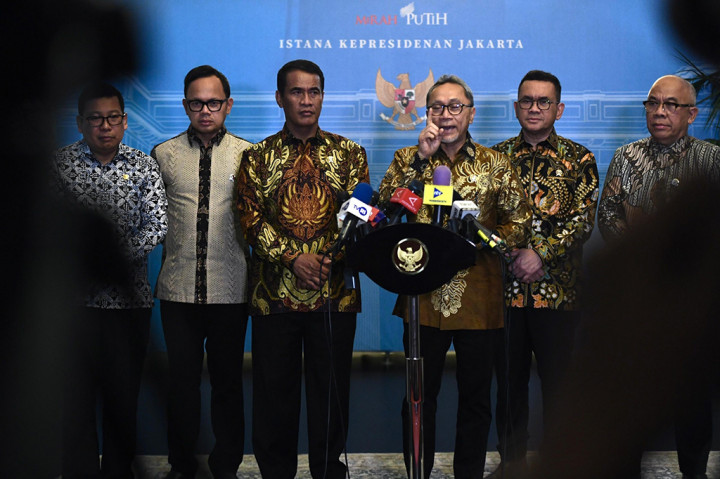 Kemudian, hasil rapat, menurut Zulhas, juga menghasilkan keputusan bersejarah,yaitu pemerintah akan membeli dan menampung berapa pun hasil produksi gabah, beras, dan jagung petani. 