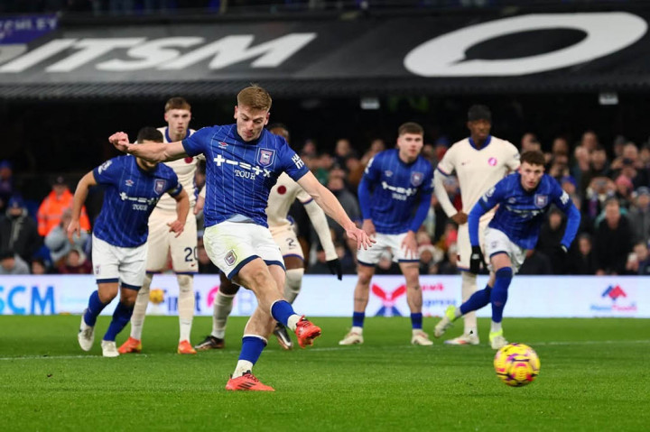 Mantan penyerang Manchester City, Liam Delap membuka keunggulan Ipswich melalui eksekusi penalti. Penalti itu didapatnya setelah VAR menilai terjadi kontak antara Delap dengan kiper Filip Jorgensen setelah pemain Ipswich itu melewati dirinya.