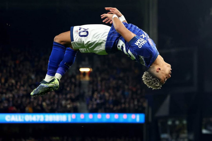 Delap kemudian memaksimalkan operan buruk Axel Disasi, untuk kemudian disodorkan kepada Omari Hutchinson yang berbuah gol kedua Ipswich.