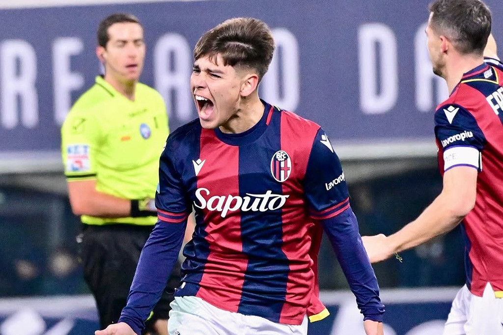 Benjamin Dominguez membawa Rossoblu memimpin terlebih dahulu lewat golnya pada menit ke-20. Namun Verona berhasil menutup babak pertama dengan keunggulan 2-1 melalui gol Amin Sarr pada menit ke-38 dan gol Casper Tengstedt pada menit ke-38. 