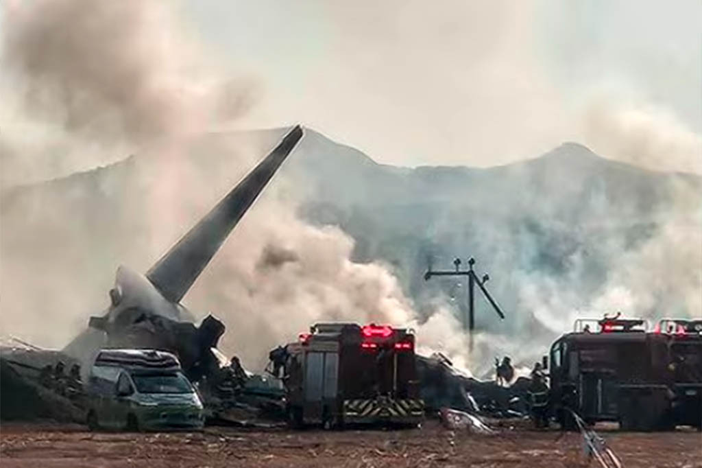 Sebuah pesawat Boeing 737-800 Jeju Air jatuh di Bandara Internasional Muan setelah roda pendaratan depannya rusak, menewaskan 179 dari 181 penumpang dan awak pesawat.