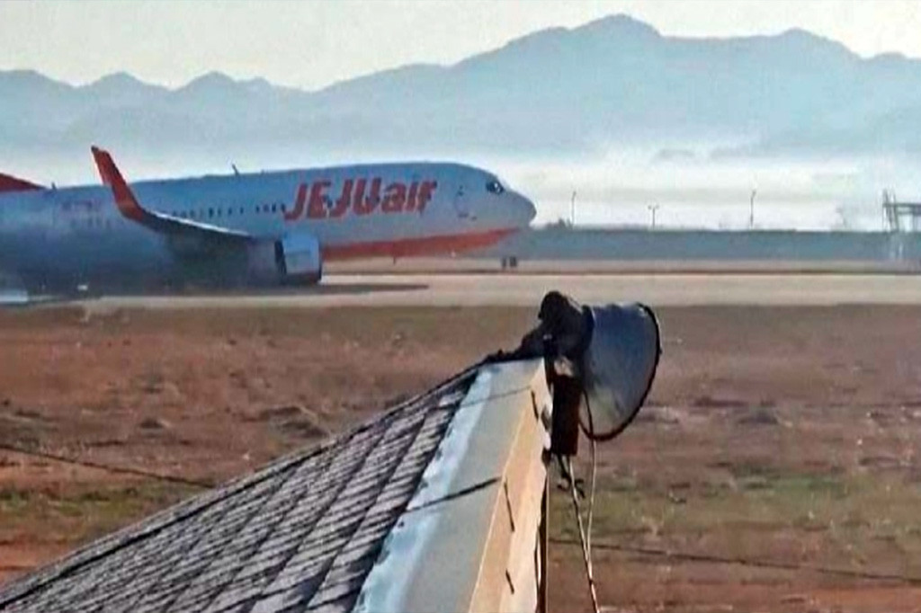 Penerbangan Jeju Air 7C101, sebuah pesawat Boeing 737-800 yang membawa 161 penumpang mengalami masalah roda saat pendaratan, tak lama setelah lepas landas dari Bandara Internasional Gimpo di Seoul. Tak ada laporan korban jiwa akibat kecelakaan tersebut.