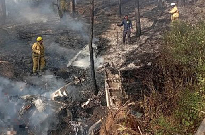 Setidaknya tujuh orang tewas ketika sebuah pesawat ringan jatuh kemudian terbakar di daerah hutan lebat di Jalisco di Meksiko barat, Minggu, 22 Desember 2024. Pesawat Cessna 207 itu sebelumnya terbang dari La Parota di negara bagian tetangga Michoacan.