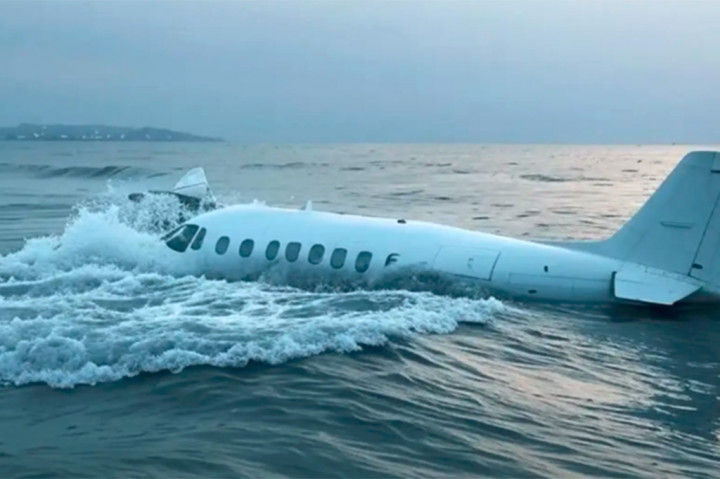 Sebuah pesawat ringan jatuh di lepas pantai Ras al-Khaimah di Uni Emirat Arab (UEA), menewaskan pilot dan kopilot. Otoritas Penerbangan Sipil Umum telah meluncurkan penyelidikan untuk mencari tahu penyebab kecelakaan itu.