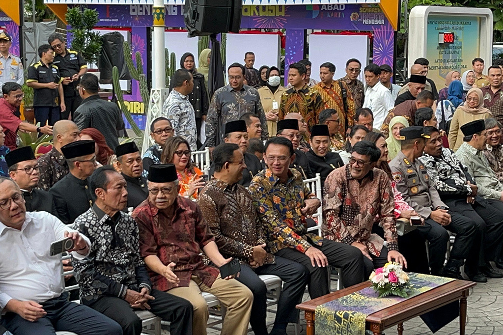 Mantan gubernur-wakil gubernur DKI Jakarta menghadiri rangkaian acara perayaan malam Tahun Baru 2025 di Balai Kota Jakarta, Selasa, 31 Desember 2024. Tampak mantan Gubernur Basuki Tjahaya Purnama (Ahok) dan Anies Baswedan hadir dan duduk berdampingan.