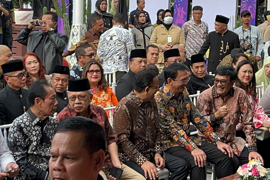 Tidak hanya mantan gubernur Jakarta yang hadir, terlihat juga calon Gubernur Jakarta Pramono Anung didampingi calon wakil Gubernur Jakarta Rano Karno turut hadir dalam acara ini. Terlihat pula tokoh-tokoh ini kompak berfoto bersama.